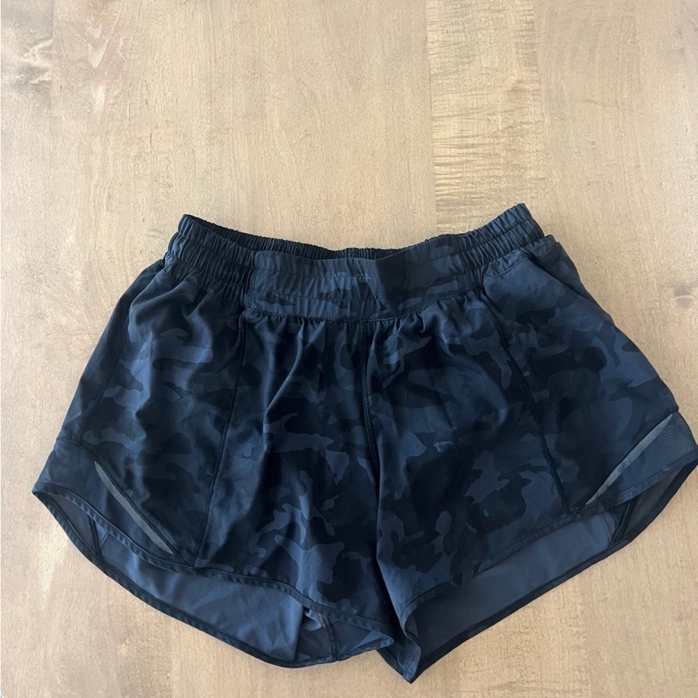 Lululemon Hotty hot low rise shorts Sz 8 long